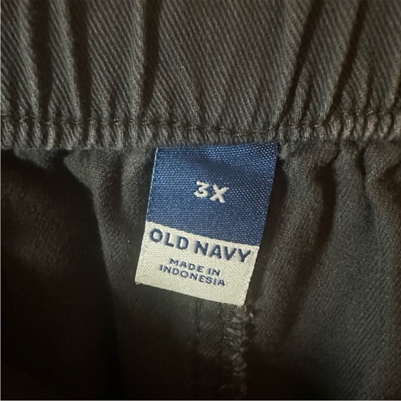 Old Navy High-Waisted Chino Shorts - Picture 4 of 9
